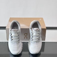 On Running(昂跑) 跑鞋,针织鞋面搭配 CloudTec 缓震底,鞋侧有标志性的On logo。昂跑是 On Running(昂跑) 跑鞋,针织鞋面搭配 CloudTec 缓震底,鞋侧有标志性的On logo。昂跑是