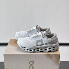 On Running(昂跑) 跑鞋,针织鞋面搭配 CloudTec 缓震底,鞋侧有标志性的On logo。昂跑是 On Running(昂跑) 跑鞋,针织鞋面搭配 CloudTec 缓震底,鞋侧有标志性的On logo。昂跑是