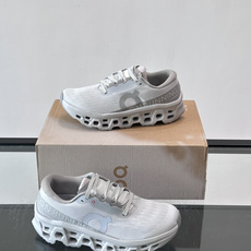 On Running(昂跑) 跑鞋,针织鞋面搭配 CloudTec 缓震底,鞋侧有标志性的On logo。昂跑是 On Running(昂跑) 跑鞋,针织鞋面搭配 CloudTec 缓震底,鞋侧有标志性的On logo。昂跑是