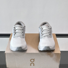 On Running(昂跑) 跑鞋,针织鞋面搭配 CloudTec 缓震底,鞋侧有标志性的On logo。昂跑是 On Running(昂跑) 跑鞋,针织鞋面搭配 CloudTec 缓震底,鞋侧有标志性的On logo。昂跑是