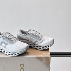 On Running(昂跑) 跑鞋,针织鞋面搭配 CloudTec 缓震底,鞋侧有标志性的On logo。昂跑是 On Running(昂跑) 跑鞋,针织鞋面搭配 CloudTec 缓震底,鞋侧有标志性的On logo。昂跑是