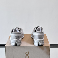 On Running(昂跑) 跑鞋,针织鞋面搭配 CloudTec 缓震底,鞋侧有标志性的On logo。昂跑是 On Running(昂跑) 跑鞋,针织鞋面搭配 CloudTec 缓震底,鞋侧有标志性的On logo。昂跑是