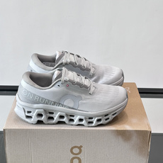 On Running(昂跑) 跑鞋,针织鞋面搭配 CloudTec 缓震底,鞋侧有标志性的On logo。昂跑是 On Running(昂跑) 跑鞋,针织鞋面搭配 CloudTec 缓震底,鞋侧有标志性的On logo。昂跑是
