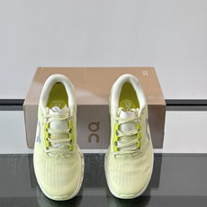 On Running(昂跑) 跑鞋,针织鞋面搭配 CloudTec 缓震底,鞋侧有标志性的On logo。昂跑是 On Running(昂跑) 跑鞋,针织鞋面搭配 CloudTec 缓震底,鞋侧有标志性的On logo。昂跑是