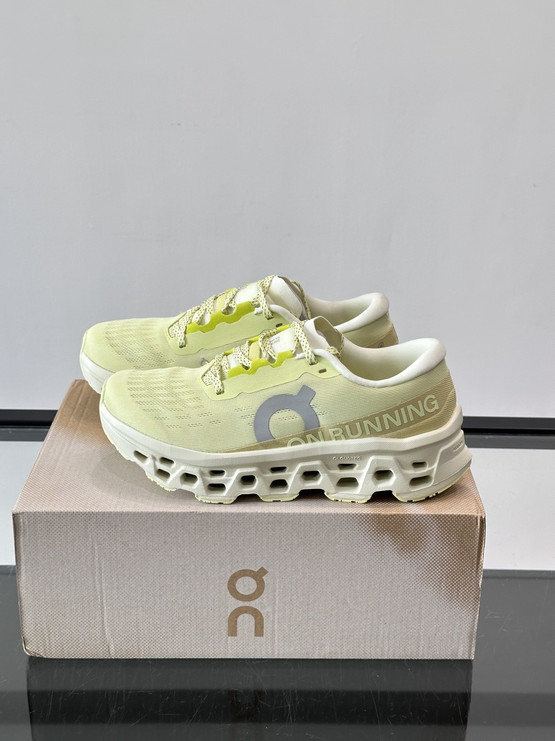 On Running(昂跑) 跑鞋,针织鞋面搭配 CloudTec 缓震底,鞋侧有标志性的On logo。昂跑是 On Running(昂跑) 跑鞋,针织鞋面搭配 CloudTec 缓震底,鞋侧有标志性的On logo。昂跑是