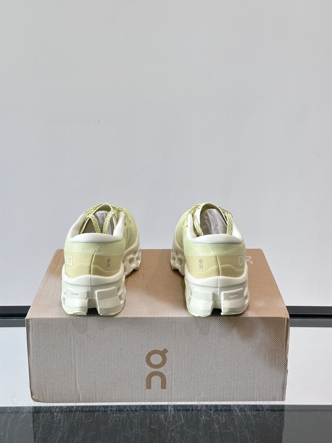 On Running(昂跑) 跑鞋,针织鞋面搭配 CloudTec 缓震底,鞋侧有标志性的On logo。昂跑是 On Running(昂跑) 跑鞋,针织鞋面搭配 CloudTec 缓震底,鞋侧有标志性的On logo。昂跑是