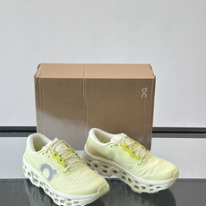On Running(昂跑) 跑鞋,针织鞋面搭配 CloudTec 缓震底,鞋侧有标志性的On logo。昂跑是 On Running(昂跑) 跑鞋,针织鞋面搭配 CloudTec 缓震底,鞋侧有标志性的On logo。昂跑是