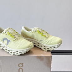 On Running(昂跑) 跑鞋,针织鞋面搭配 CloudTec 缓震底,鞋侧有标志性的On logo。昂跑是 On Running(昂跑) 跑鞋,针织鞋面搭配 CloudTec 缓震底,鞋侧有标志性的On logo。昂跑是