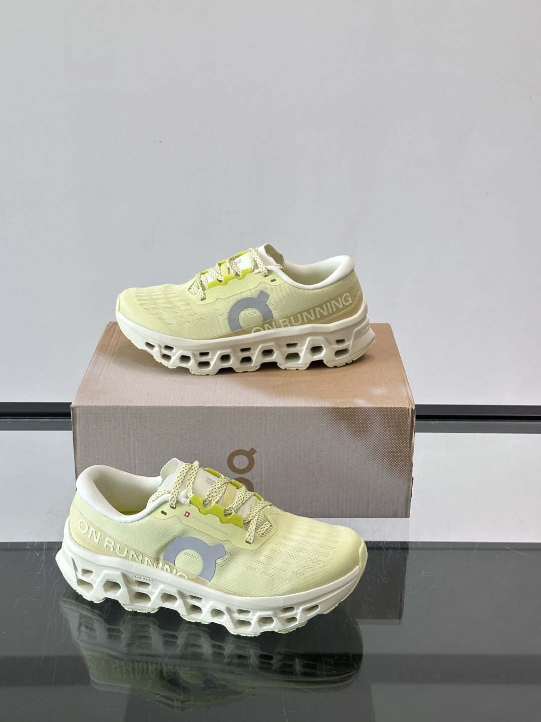 On Running(昂跑) 跑鞋,针织鞋面搭配 CloudTec 缓震底,鞋侧有标志性的On logo。昂跑是 On Running(昂跑) 跑鞋,针织鞋面搭配 CloudTec 缓震底,鞋侧有标志性的On logo。昂跑是