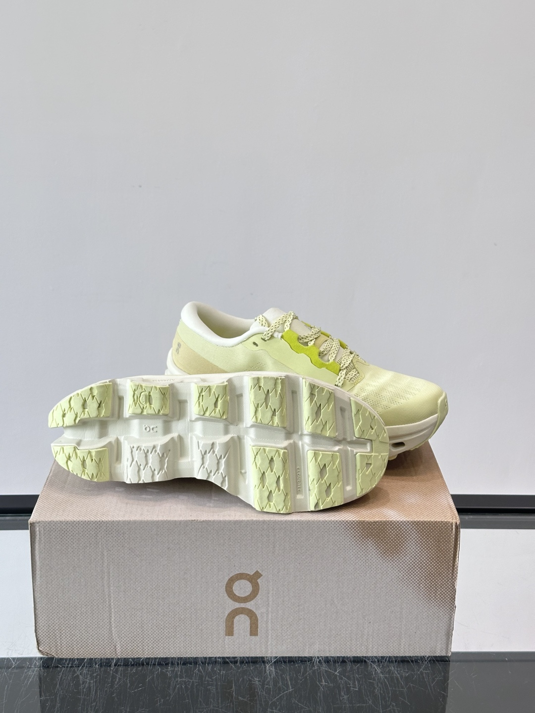On Running(昂跑) 跑鞋,针织鞋面搭配 CloudTec 缓震底,鞋侧有标志性的On logo。昂跑是 On Running(昂跑) 跑鞋,针织鞋面搭配 CloudTec 缓震底,鞋侧有标志性的On logo。昂跑是