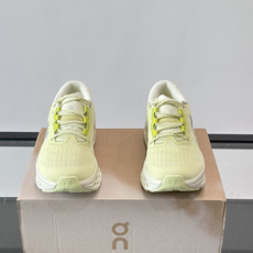 On Running(昂跑) 跑鞋,针织鞋面搭配 CloudTec 缓震底,鞋侧有标志性的On logo。昂跑是 On Running(昂跑) 跑鞋,针织鞋面搭配 CloudTec 缓震底,鞋侧有标志性的On logo。昂跑是