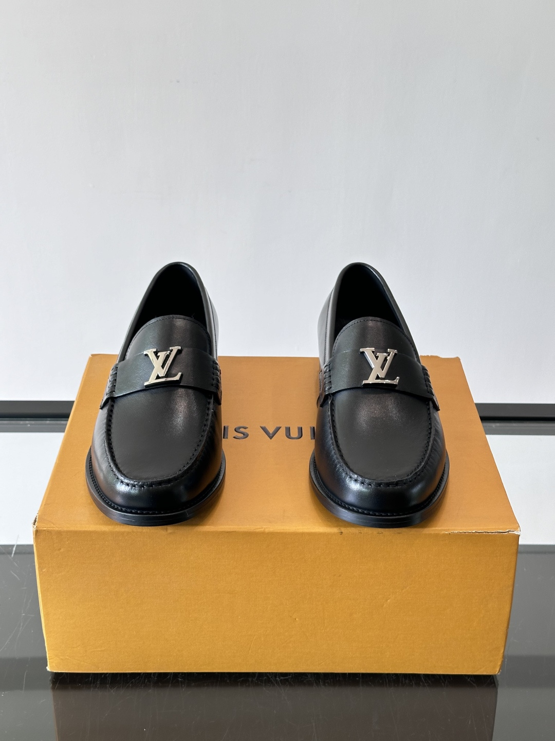 L.v~高端男士正装休闲皮鞋，经典款，高端大气，进口牛皮打造，小牛皮透气内里，真皮大底，顶级品质！ 🌾 Size：39-