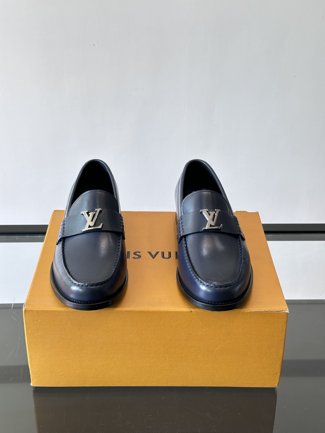 L.v~高端男士正装休闲皮鞋，经典款，高端大气，进口牛皮打造，小牛皮透气内里，真皮大底，顶级品质！ 🌾 Size：39-