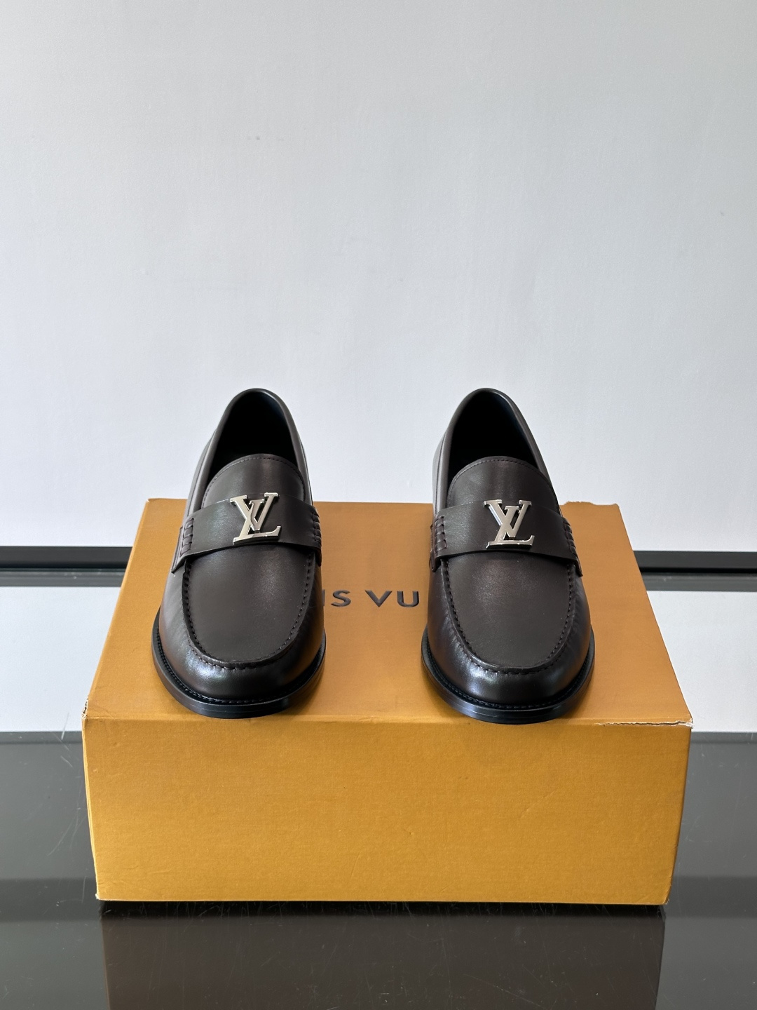 L.v~高端男士正装休闲皮鞋，经典款，高端大气，进口牛皮打造，小牛皮透气内里，真皮大底，顶级品质！ 🌾 Size：39-