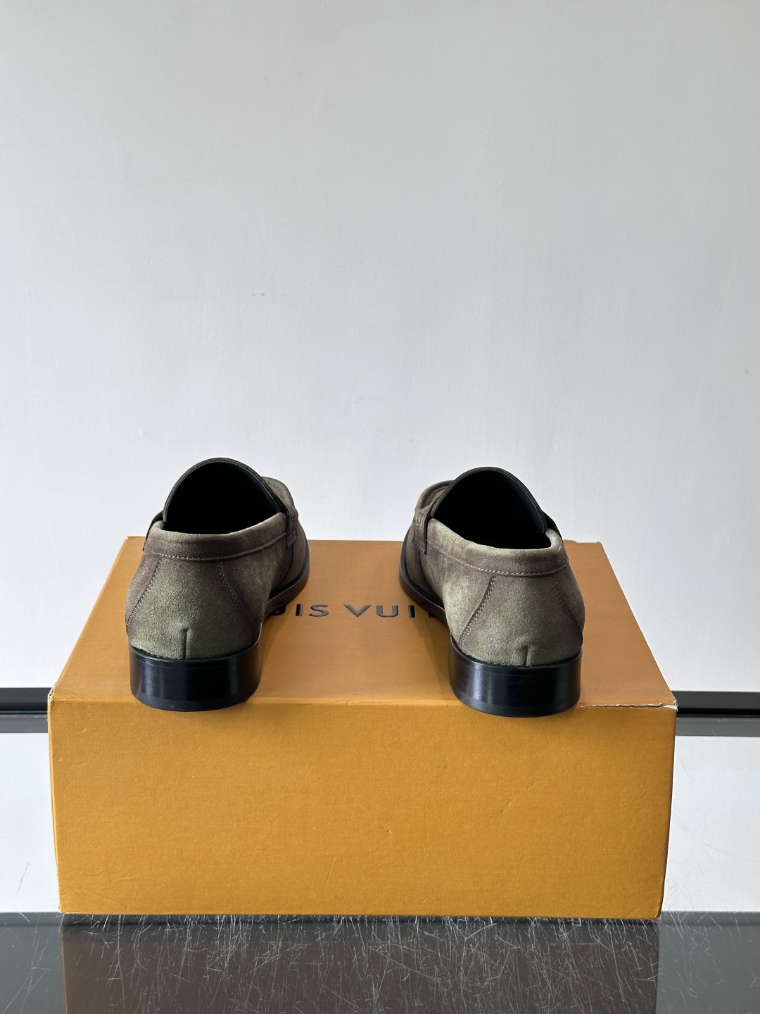 L.v~高端男士正装休闲皮鞋，经典款，高端大气，进口麂皮打造，牛皮透气内里，真皮大底，顶级品质！ 🌾 Size：39-4