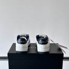 Gu~i🆕低帮运动鞋系列®复古小脏鞋〰️🔜这款运动鞋以70年代经典运动鞋为灵感原型🔸复古学院风款式与融入怀旧运动服风格的 Gu~i🆕低帮运动鞋系列®复古小脏鞋〰️🔜这款运动鞋以70年代经典运动鞋为灵感原型🔸复古学院风款式与融入怀旧运动服风格的