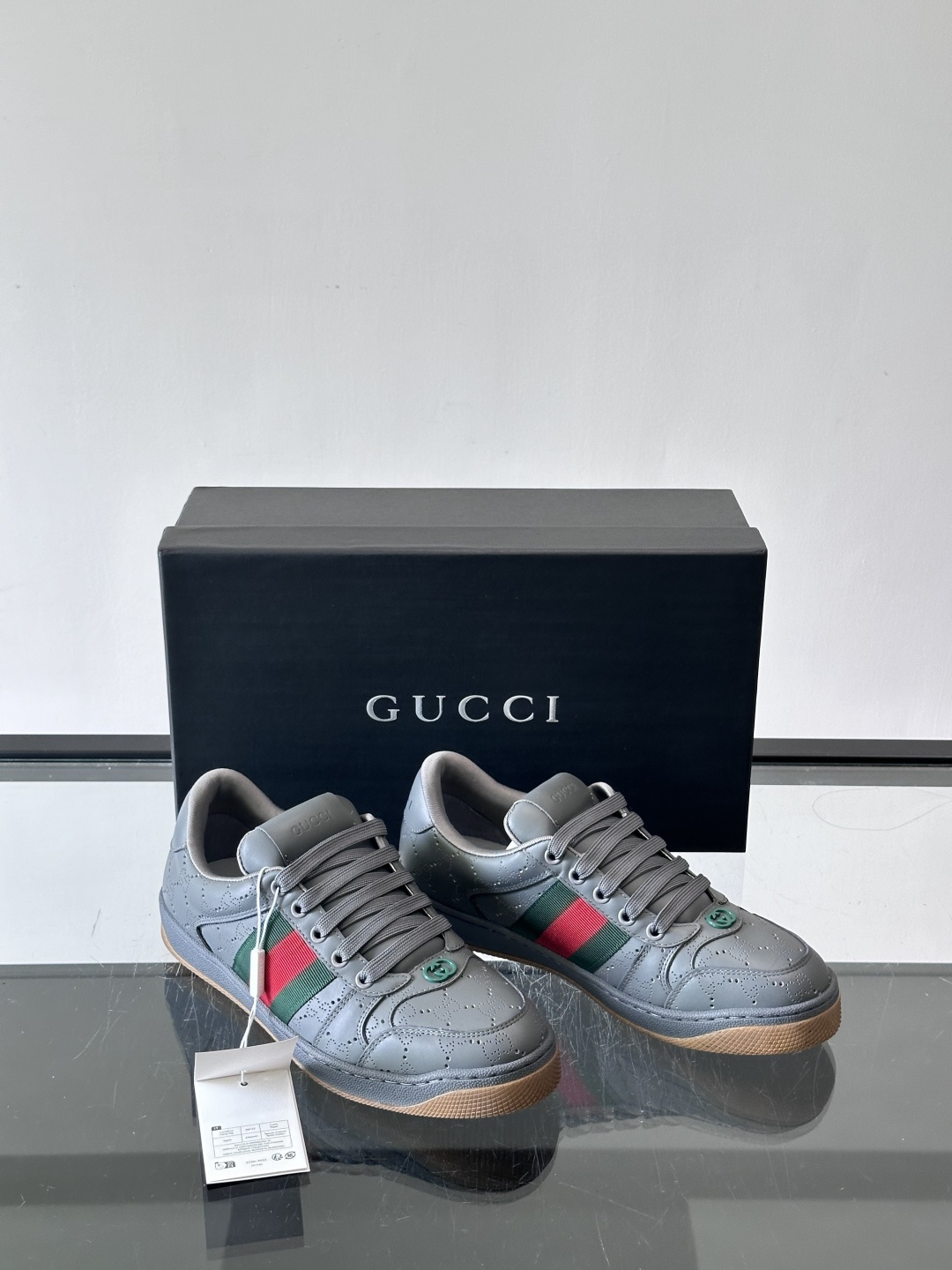 Gu~i🆕低帮运动鞋系列®复古小脏鞋〰️🔜这款运动鞋以70年代经典运动鞋为灵感原型🔸复古学院风款式与融入怀旧运动服风格的 Gu~i🆕低帮运动鞋系列®复古小脏鞋〰️🔜这款运动鞋以70年代经典运动鞋为灵感原型🔸复古学院风款式与融入怀旧运动服风格的