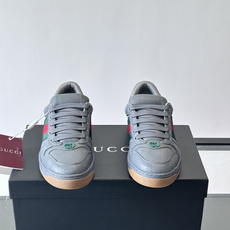 Gu~i🆕低帮运动鞋系列®复古小脏鞋〰️🔜这款运动鞋以70年代经典运动鞋为灵感原型🔸复古学院风款式与融入怀旧运动服风格的 Gu~i🆕低帮运动鞋系列®复古小脏鞋〰️🔜这款运动鞋以70年代经典运动鞋为灵感原型🔸复古学院风款式与融入怀旧运动服风格的