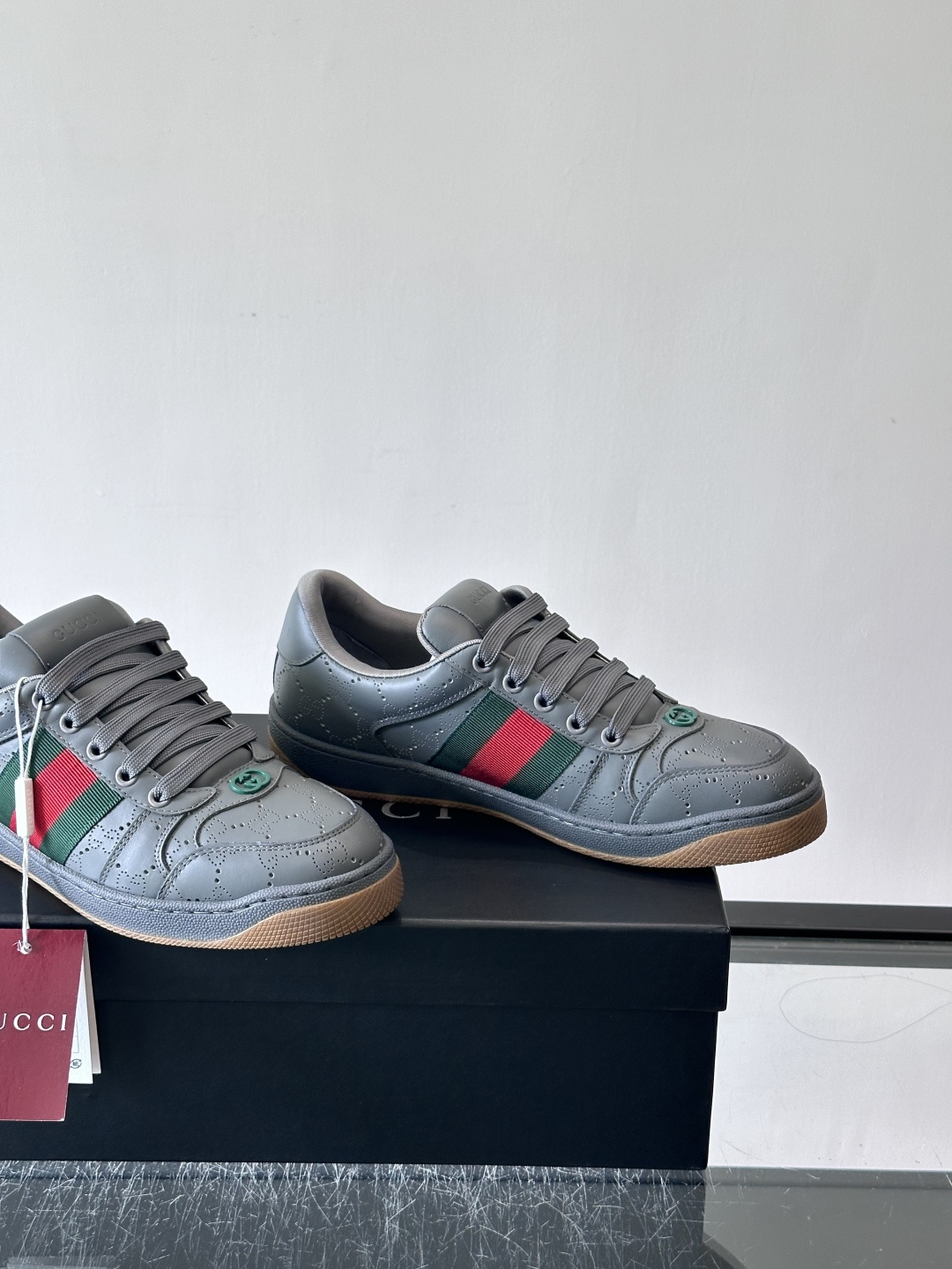 Gu~i🆕低帮运动鞋系列®复古小脏鞋〰️🔜这款运动鞋以70年代经典运动鞋为灵感原型🔸复古学院风款式与融入怀旧运动服风格的 Gu~i🆕低帮运动鞋系列®复古小脏鞋〰️🔜这款运动鞋以70年代经典运动鞋为灵感原型🔸复古学院风款式与融入怀旧运动服风格的