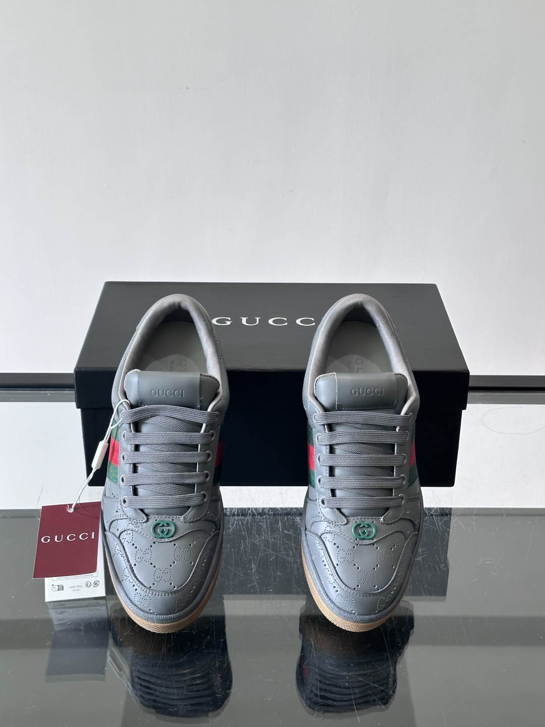 Gu~i🆕低帮运动鞋系列®复古小脏鞋〰️🔜这款运动鞋以70年代经典运动鞋为灵感原型🔸复古学院风款式与融入怀旧运动服风格的 Gu~i🆕低帮运动鞋系列®复古小脏鞋〰️🔜这款运动鞋以70年代经典运动鞋为灵感原型🔸复古学院风款式与融入怀旧运动服风格的