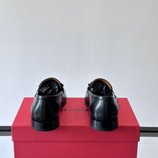 F菲拉格慕男士皮鞋 👞采用真皮材质,质感超高级,英伦风设计简约大方,商务通勤或正式场合都能轻松驾驭👞。一脚蹬设计超方便, F菲拉格慕男士皮鞋 👞采用真皮材质,质感超高级,英伦风设计简约大方,商务通勤或正式场合都能轻松驾驭👞。一脚蹬设计超方便,
