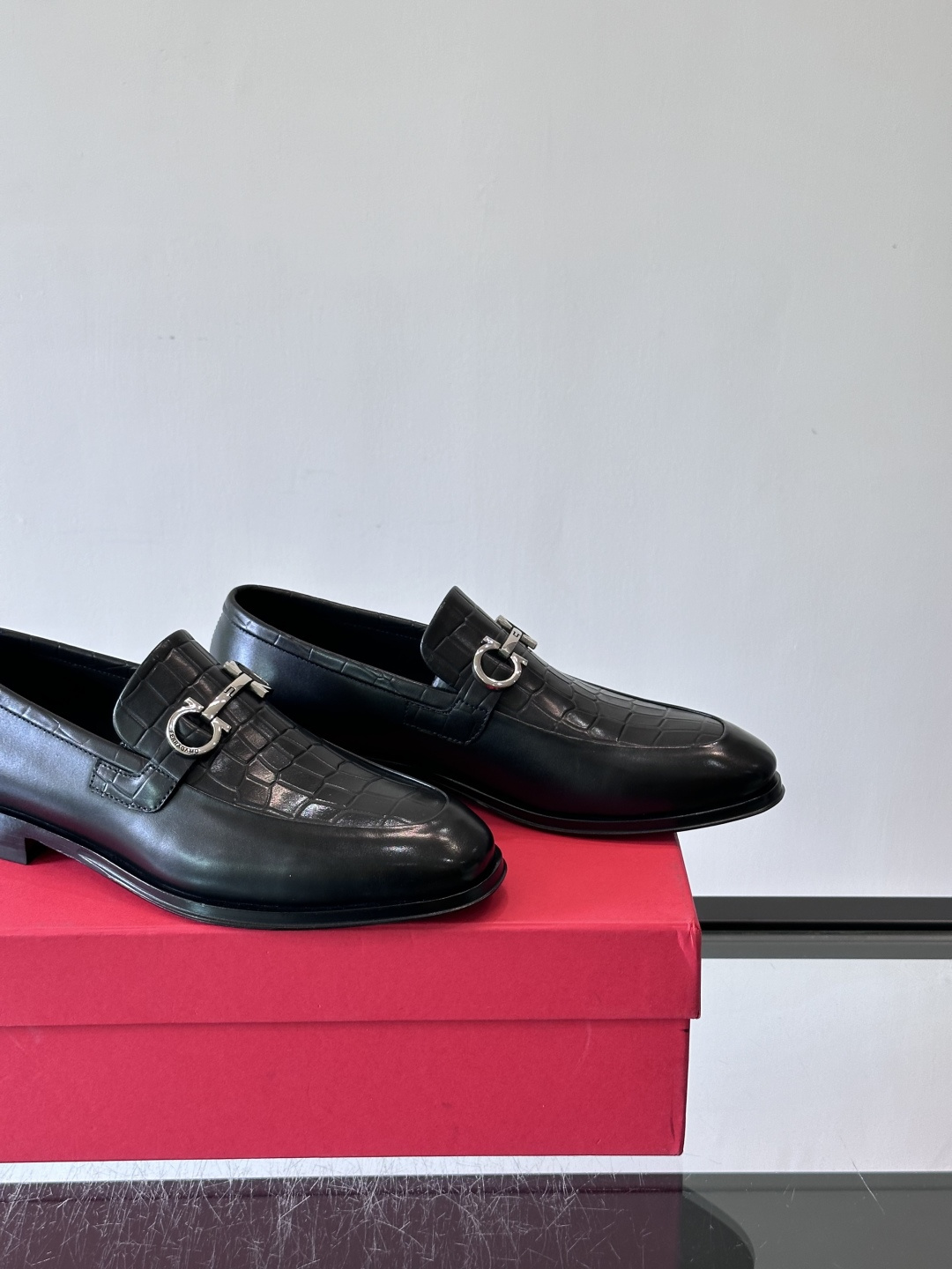 F菲拉格慕男士皮鞋 👞采用真皮材质,质感超高级,英伦风设计简约大方,商务通勤或正式场合都能轻松驾驭👞。一脚蹬设计超方便, F菲拉格慕男士皮鞋 👞采用真皮材质,质感超高级,英伦风设计简约大方,商务通勤或正式场合都能轻松驾驭👞。一脚蹬设计超方便,