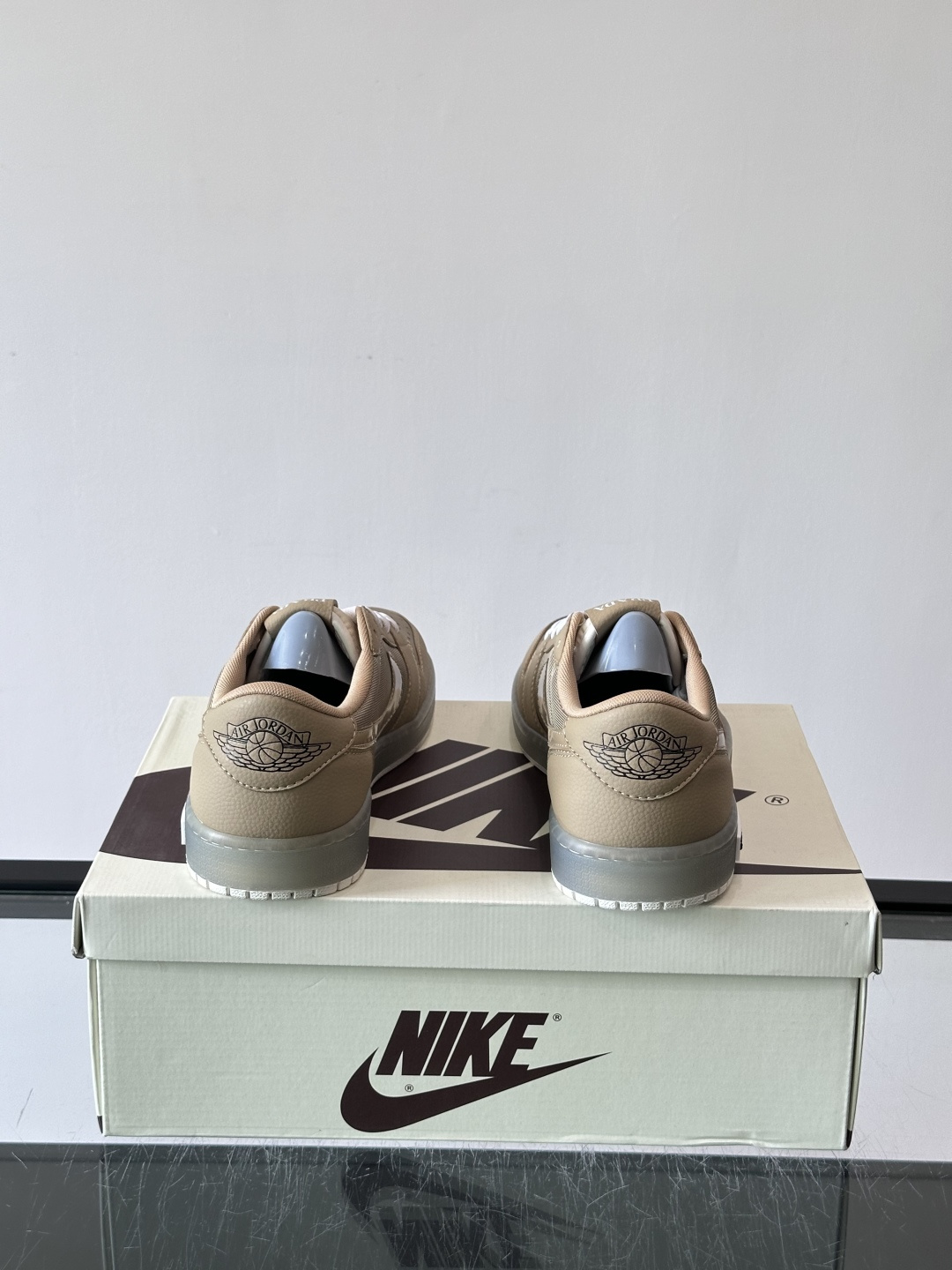 Nike和Prada联名运动鞋,灵感来自Air Jordan 1,撞色超吸睛,鞋面用透气网布+皮革拼接,舒适又耐穿✨。侧 Nike和Prada联名运动鞋,灵感来自Air Jordan 1,撞色超吸睛,鞋面用透气网布+皮革拼接,舒适又耐穿✨。侧
