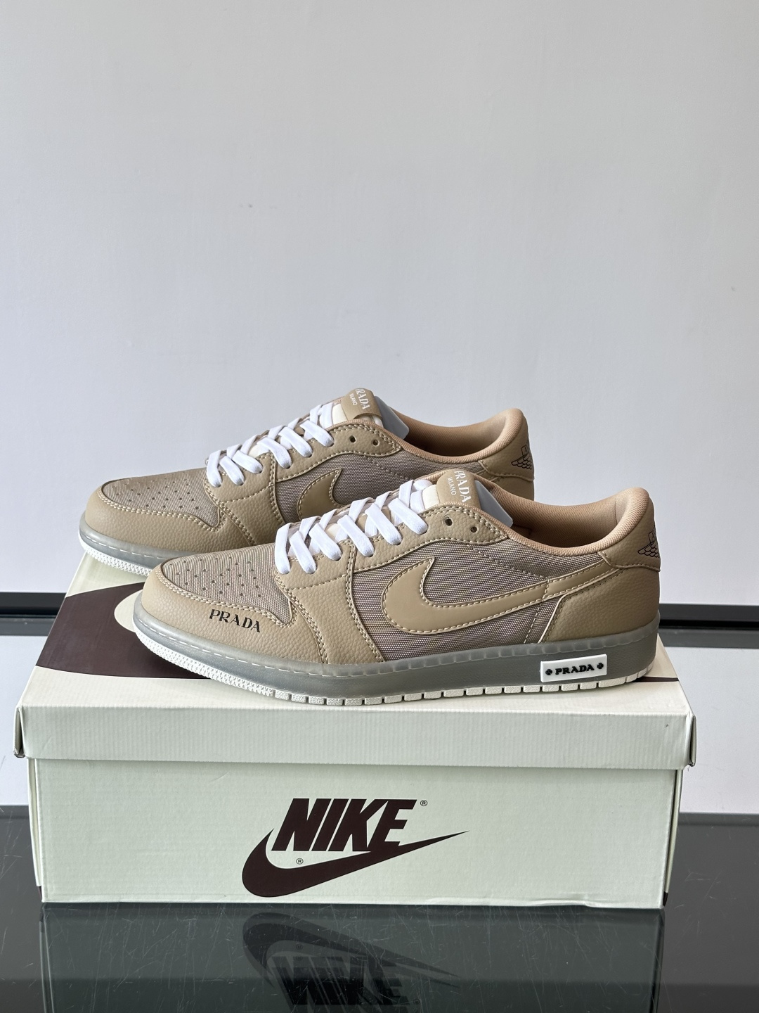 Nike和Prada联名运动鞋,灵感来自Air Jordan 1,撞色超吸睛,鞋面用透气网布+皮革拼接,舒适又耐穿✨。侧 Nike和Prada联名运动鞋,灵感来自Air Jordan 1,撞色超吸睛,鞋面用透气网布+皮革拼接,舒适又耐穿✨。侧
