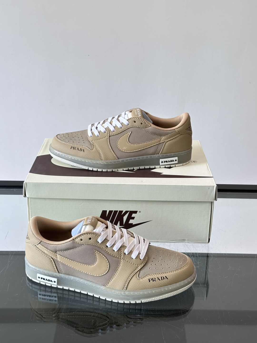 Nike和Prada联名运动鞋,灵感来自Air Jordan 1,撞色超吸睛,鞋面用透气网布+皮革拼接,舒适又耐穿✨。侧 Nike和Prada联名运动鞋,灵感来自Air Jordan 1,撞色超吸睛,鞋面用透气网布+皮革拼接,舒适又耐穿✨。侧