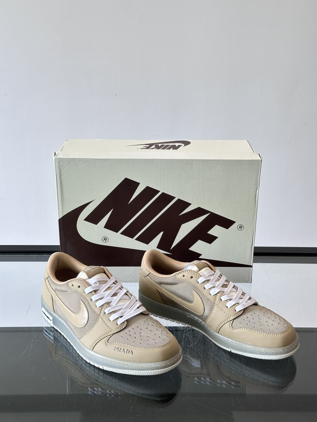Nike和Prada联名运动鞋,灵感来自Air Jordan 1,撞色超吸睛,鞋面用透气网布+皮革拼接,舒适又耐穿✨。侧 Nike和Prada联名运动鞋,灵感来自Air Jordan 1,撞色超吸睛,鞋面用透气网布+皮革拼接,舒适又耐穿✨。侧