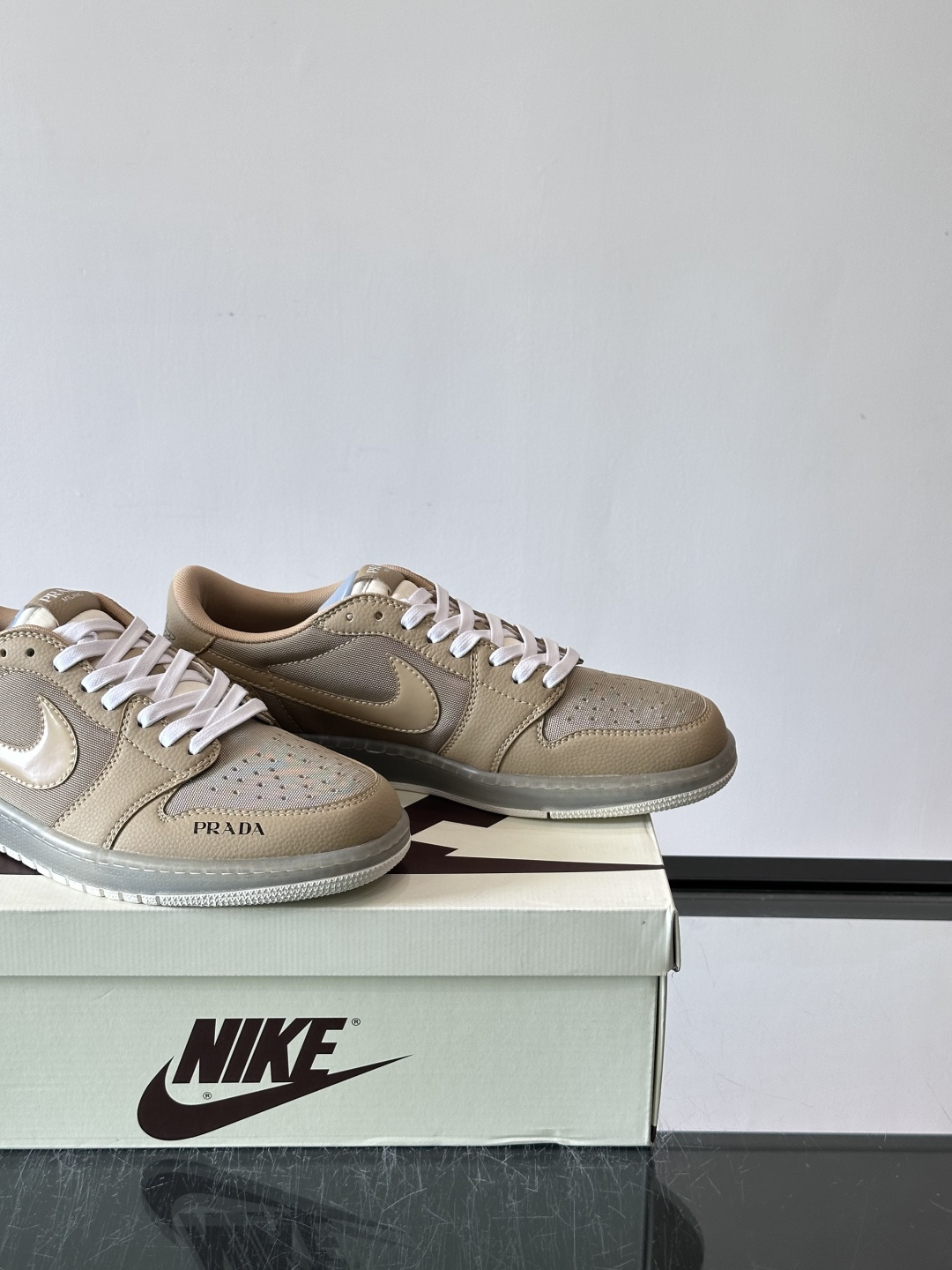 Nike和Prada联名运动鞋,灵感来自Air Jordan 1,撞色超吸睛,鞋面用透气网布+皮革拼接,舒适又耐穿✨。侧 Nike和Prada联名运动鞋,灵感来自Air Jordan 1,撞色超吸睛,鞋面用透气网布+皮革拼接,舒适又耐穿✨。侧