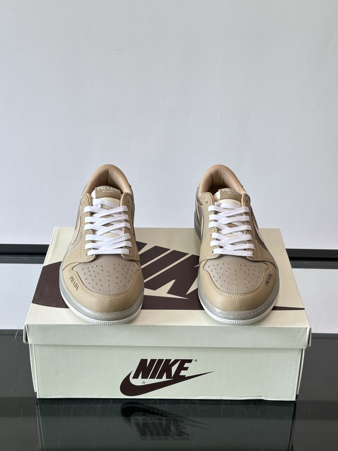 Nike和Prada联名运动鞋,灵感来自Air Jordan 1,撞色超吸睛,鞋面用透气网布+皮革拼接,舒适又耐穿✨。侧 Nike和Prada联名运动鞋,灵感来自Air Jordan 1,撞色超吸睛,鞋面用透气网布+皮革拼接,舒适又耐穿✨。侧