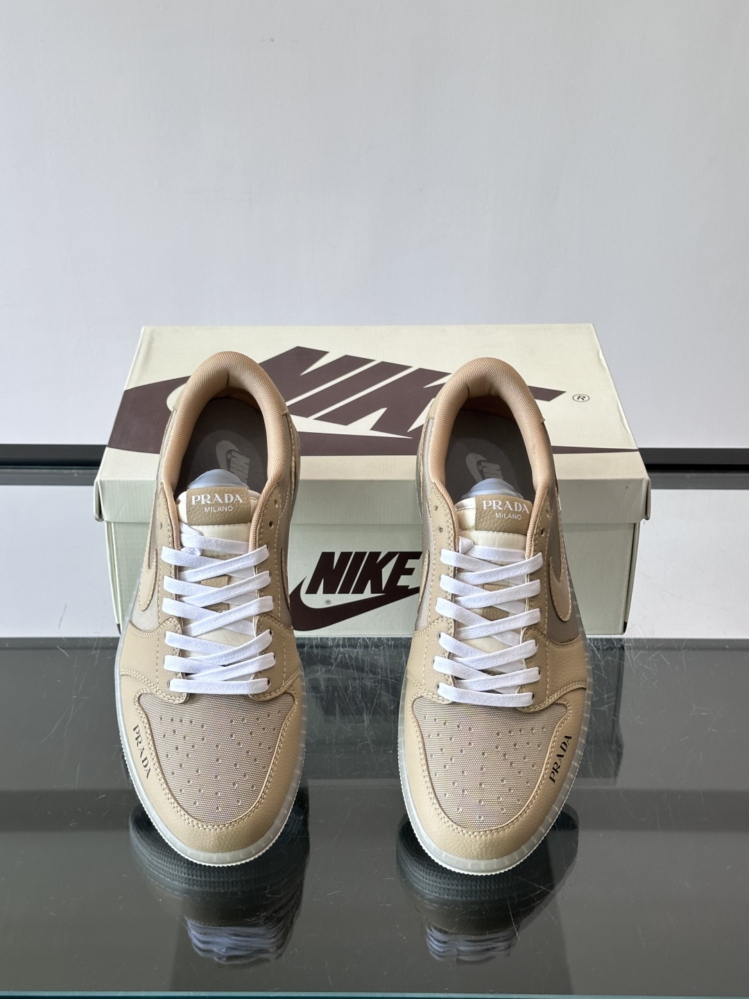 Nike和Prada联名运动鞋,灵感来自Air Jordan 1,撞色超吸睛,鞋面用透气网布+皮革拼接,舒适又耐穿✨。侧 Nike和Prada联名运动鞋,灵感来自Air Jordan 1,撞色超吸睛,鞋面用透气网布+皮革拼接,舒适又耐穿✨。侧