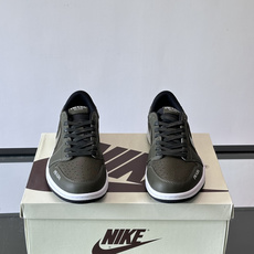 Nike和Prada联名运动鞋,灵感来自Air Jordan 1,撞色超吸睛,鞋面用透气网布+皮革拼接,舒适又耐穿✨。侧 Nike和Prada联名运动鞋,灵感来自Air Jordan 1,撞色超吸睛,鞋面用透气网布+皮革拼接,舒适又耐穿✨。侧
