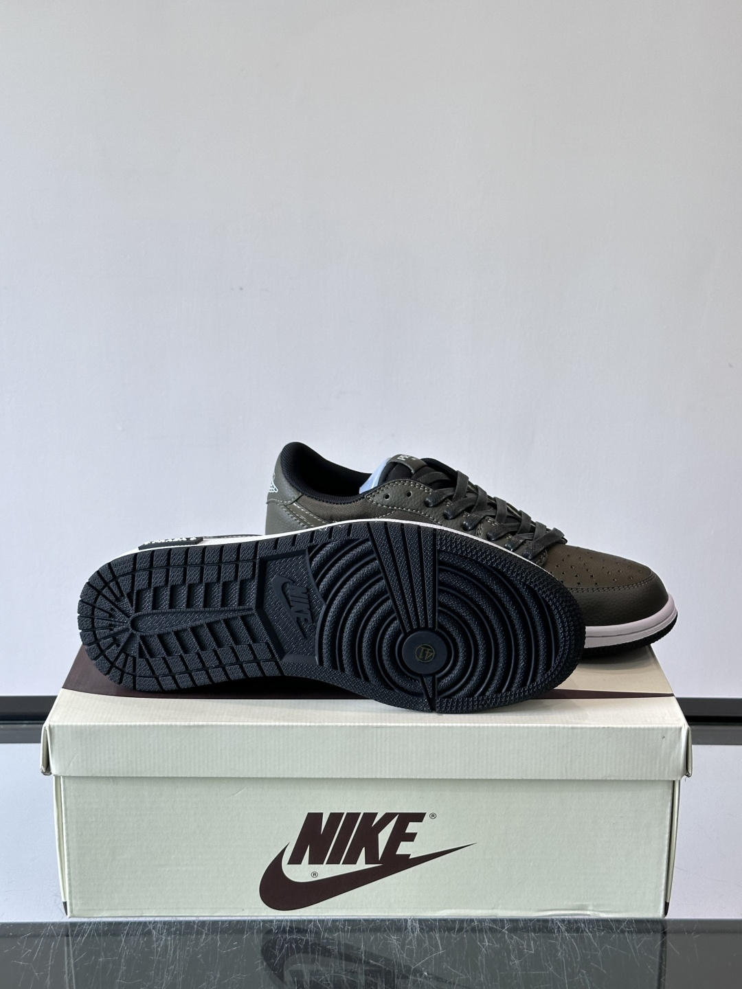 Nike和Prada联名运动鞋,灵感来自Air Jordan 1,撞色超吸睛,鞋面用透气网布+皮革拼接,舒适又耐穿✨。侧 Nike和Prada联名运动鞋,灵感来自Air Jordan 1,撞色超吸睛,鞋面用透气网布+皮革拼接,舒适又耐穿✨。侧