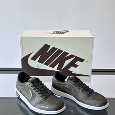Nike和Prada联名运动鞋,灵感来自Air Jordan 1,撞色超吸睛,鞋面用透气网布+皮革拼接,舒适又耐穿✨。侧 Nike和Prada联名运动鞋,灵感来自Air Jordan 1,撞色超吸睛,鞋面用透气网布+皮革拼接,舒适又耐穿✨。侧