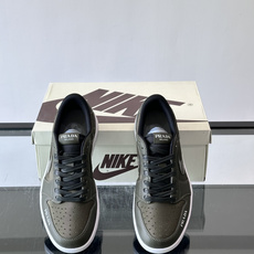 Nike和Prada联名运动鞋,灵感来自Air Jordan 1,撞色超吸睛,鞋面用透气网布+皮革拼接,舒适又耐穿✨。侧 Nike和Prada联名运动鞋,灵感来自Air Jordan 1,撞色超吸睛,鞋面用透气网布+皮革拼接,舒适又耐穿✨。侧