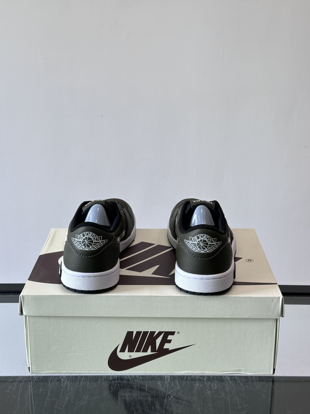 Nike和Prada联名运动鞋,灵感来自Air Jordan 1,撞色超吸睛,鞋面用透气网布+皮革拼接,舒适又耐穿✨。侧 Nike和Prada联名运动鞋,灵感来自Air Jordan 1,撞色超吸睛,鞋面用透气网布+皮革拼接,舒适又耐穿✨。侧
