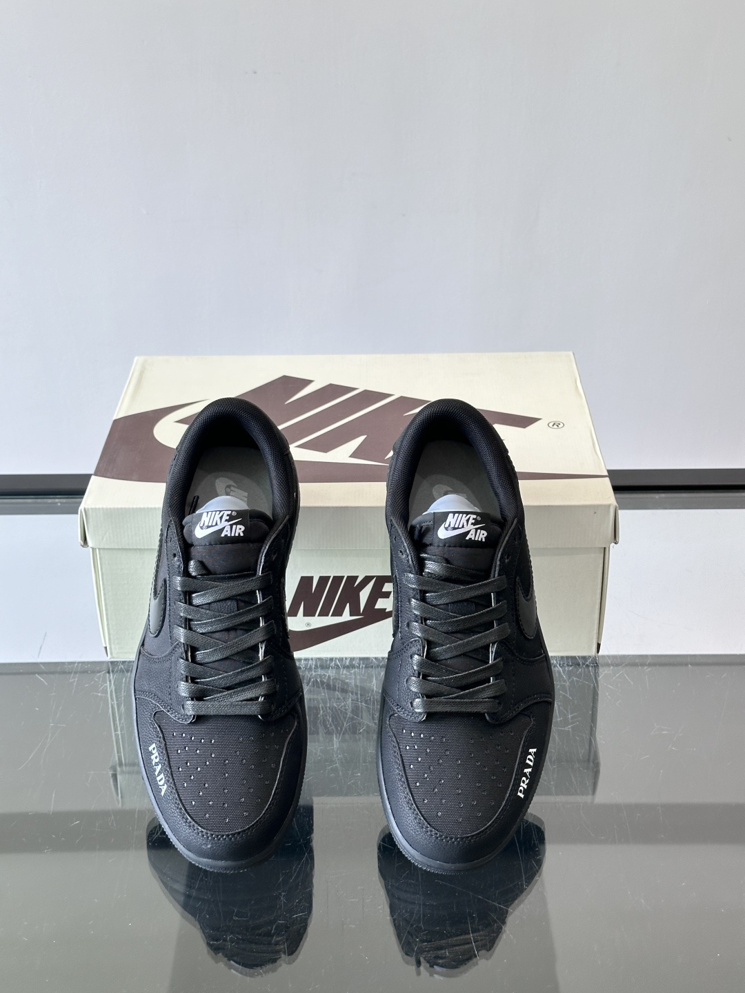 Nike和Prada联名运动鞋,灵感来自Air Jordan 1,撞色超吸睛,鞋面用透气网布+皮革拼接,舒适又耐穿✨。侧 Nike和Prada联名运动鞋,灵感来自Air Jordan 1,撞色超吸睛,鞋面用透气网布+皮革拼接,舒适又耐穿✨。侧