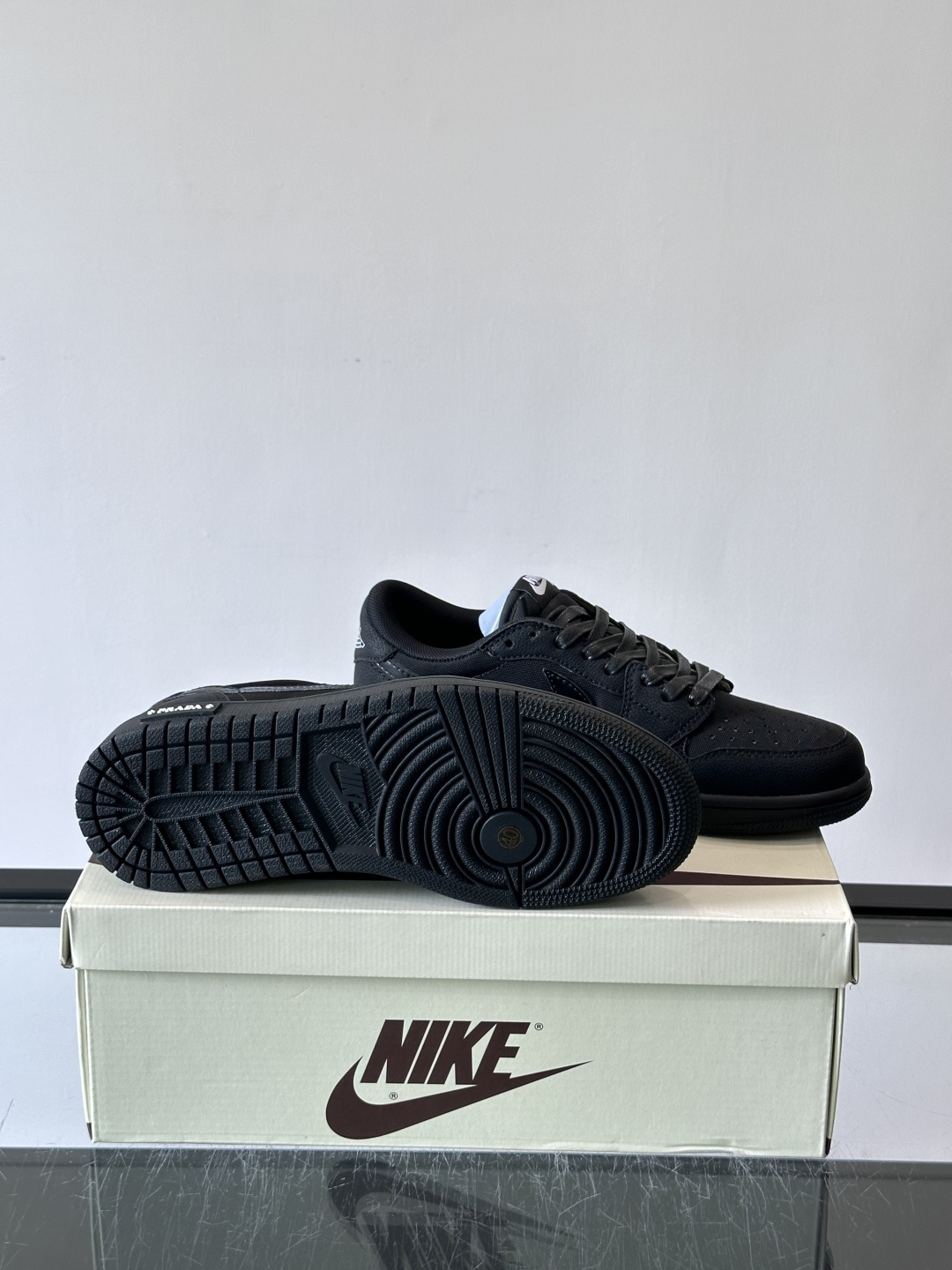 Nike和Prada联名运动鞋,灵感来自Air Jordan 1,撞色超吸睛,鞋面用透气网布+皮革拼接,舒适又耐穿✨。侧 Nike和Prada联名运动鞋,灵感来自Air Jordan 1,撞色超吸睛,鞋面用透气网布+皮革拼接,舒适又耐穿✨。侧