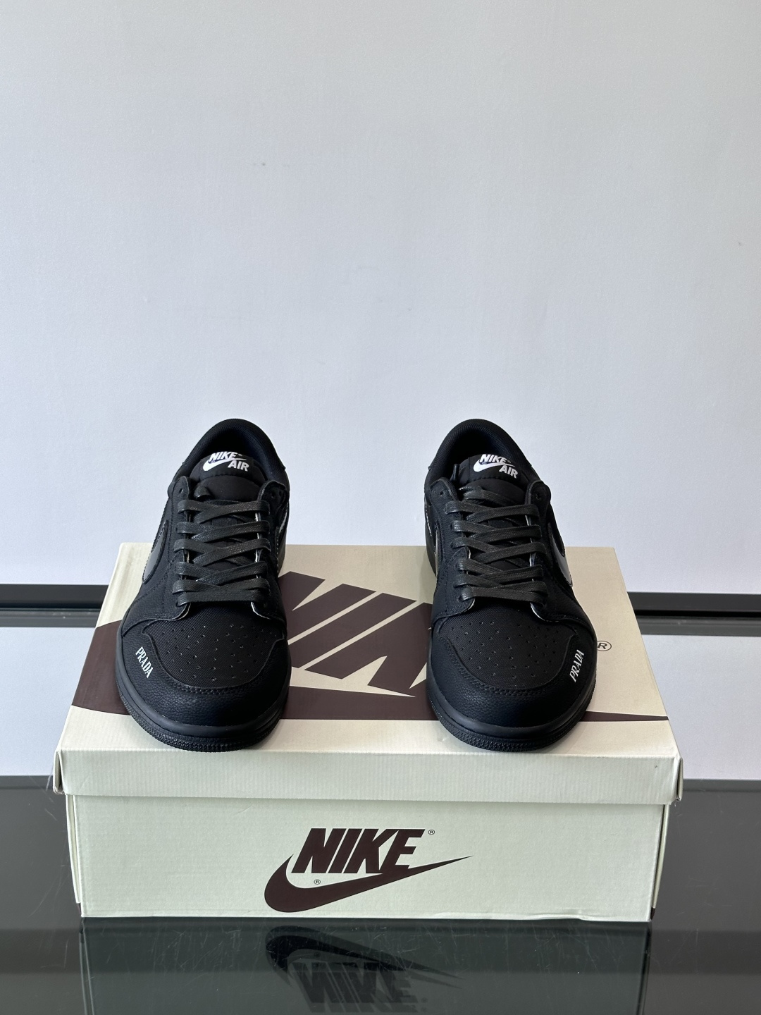 Nike和Prada联名运动鞋,灵感来自Air Jordan 1,撞色超吸睛,鞋面用透气网布+皮革拼接,舒适又耐穿✨。侧 Nike和Prada联名运动鞋,灵感来自Air Jordan 1,撞色超吸睛,鞋面用透气网布+皮革拼接,舒适又耐穿✨。侧