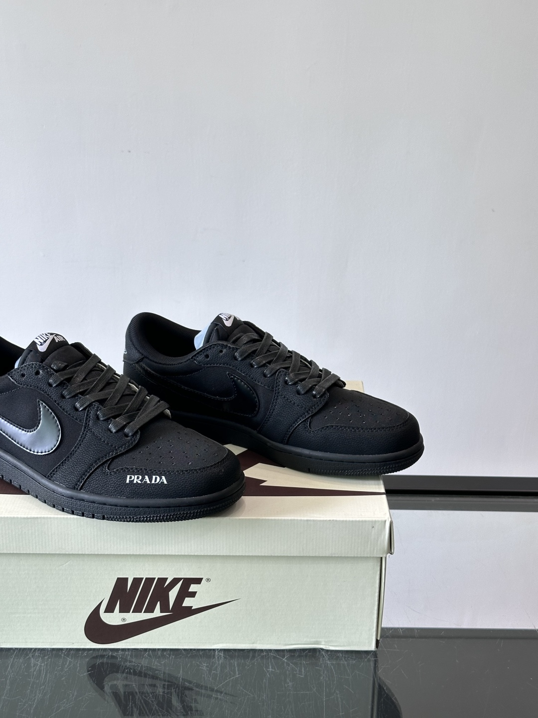 Nike和Prada联名运动鞋,灵感来自Air Jordan 1,撞色超吸睛,鞋面用透气网布+皮革拼接,舒适又耐穿✨。侧 Nike和Prada联名运动鞋,灵感来自Air Jordan 1,撞色超吸睛,鞋面用透气网布+皮革拼接,舒适又耐穿✨。侧