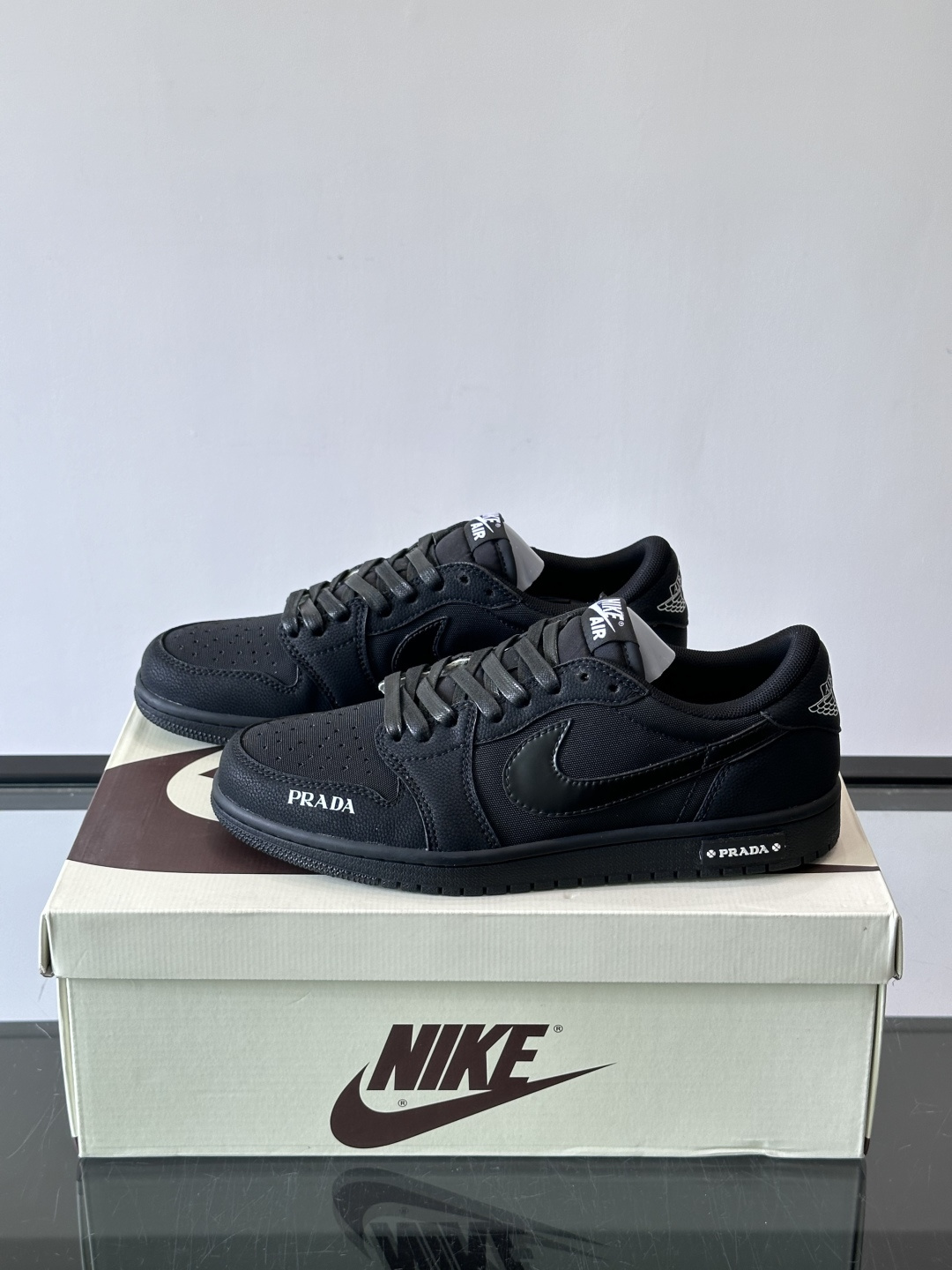 Nike和Prada联名运动鞋,灵感来自Air Jordan 1,撞色超吸睛,鞋面用透气网布+皮革拼接,舒适又耐穿✨。侧 Nike和Prada联名运动鞋,灵感来自Air Jordan 1,撞色超吸睛,鞋面用透气网布+皮革拼接,舒适又耐穿✨。侧