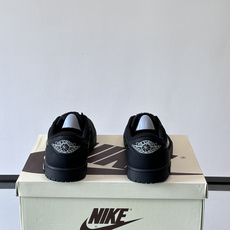 Nike和Prada联名运动鞋,灵感来自Air Jordan 1,撞色超吸睛,鞋面用透气网布+皮革拼接,舒适又耐穿✨。侧 Nike和Prada联名运动鞋,灵感来自Air Jordan 1,撞色超吸睛,鞋面用透气网布+皮革拼接,舒适又耐穿✨。侧