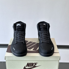👟Nike和Prada联名运动鞋,灵感来自Air Jordan 1,撞色超吸睛,鞋面用透气网布+皮革拼接,舒适又耐穿✨。 👟Nike和Prada联名运动鞋,灵感来自Air Jordan 1,撞色超吸睛,鞋面用透气网布+皮革拼接,舒适又耐穿✨。