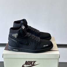 👟Nike和Prada联名运动鞋,灵感来自Air Jordan 1,撞色超吸睛,鞋面用透气网布+皮革拼接,舒适又耐穿✨。 👟Nike和Prada联名运动鞋,灵感来自Air Jordan 1,撞色超吸睛,鞋面用透气网布+皮革拼接,舒适又耐穿✨。