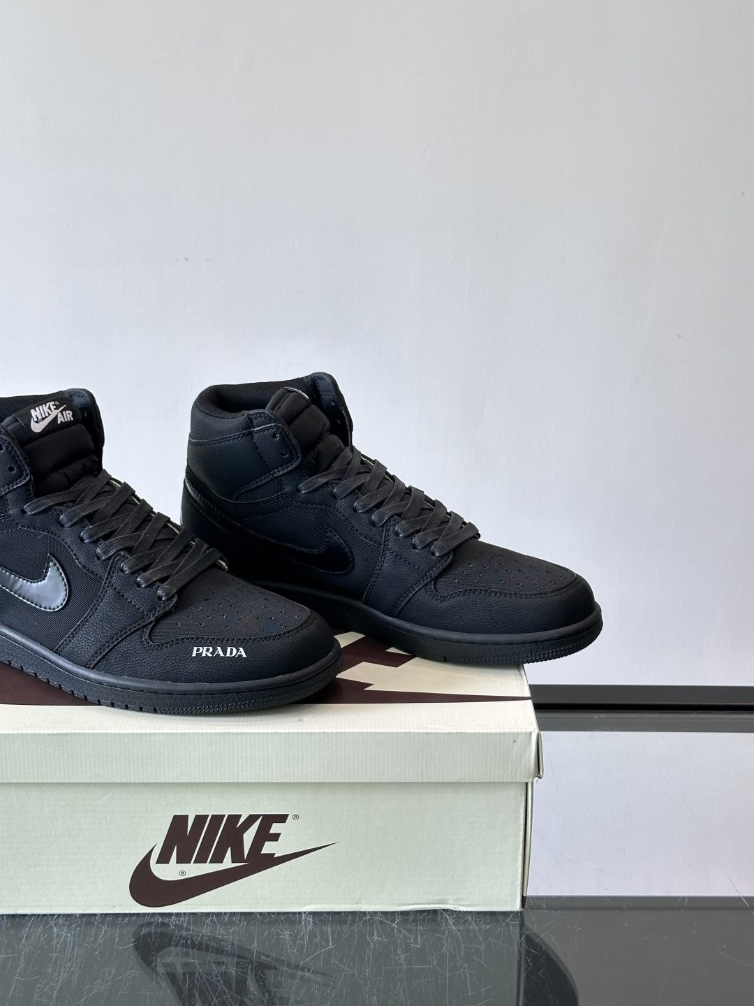 👟Nike和Prada联名运动鞋,灵感来自Air Jordan 1,撞色超吸睛,鞋面用透气网布+皮革拼接,舒适又耐穿✨。 👟Nike和Prada联名运动鞋,灵感来自Air Jordan 1,撞色超吸睛,鞋面用透气网布+皮革拼接,舒适又耐穿✨。