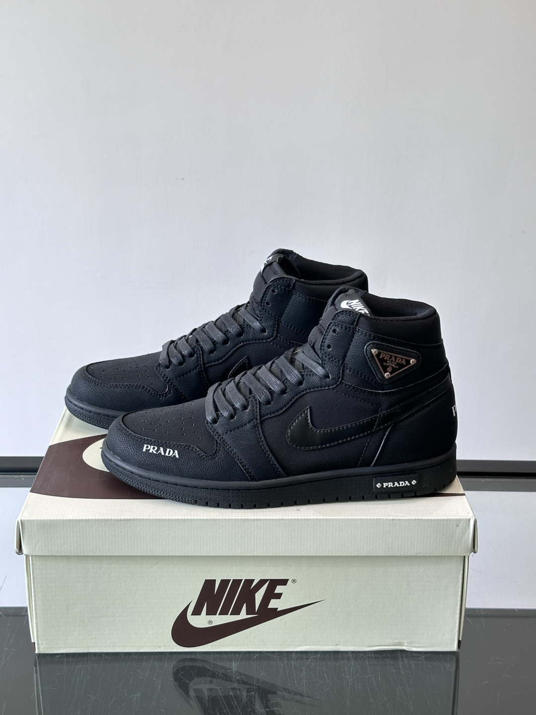 👟Nike和Prada联名运动鞋,灵感来自Air Jordan 1,撞色超吸睛,鞋面用透气网布+皮革拼接,舒适又耐穿✨。 👟Nike和Prada联名运动鞋,灵感来自Air Jordan 1,撞色超吸睛,鞋面用透气网布+皮革拼接,舒适又耐穿✨。