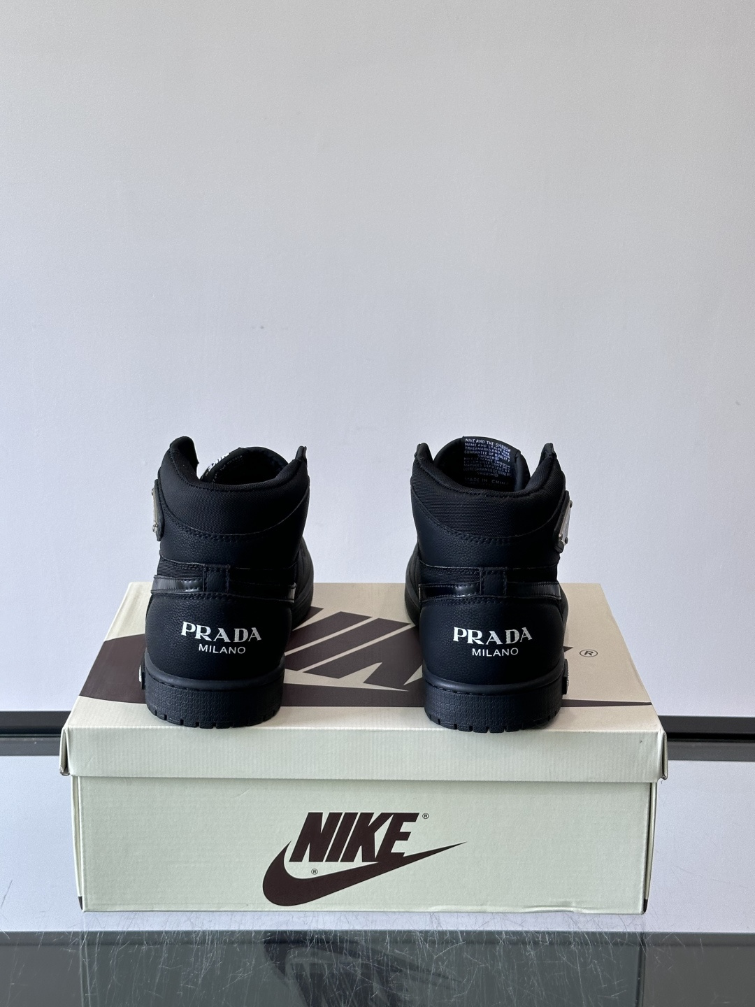 👟Nike和Prada联名运动鞋,灵感来自Air Jordan 1,撞色超吸睛,鞋面用透气网布+皮革拼接,舒适又耐穿✨。 👟Nike和Prada联名运动鞋,灵感来自Air Jordan 1,撞色超吸睛,鞋面用透气网布+皮革拼接,舒适又耐穿✨。