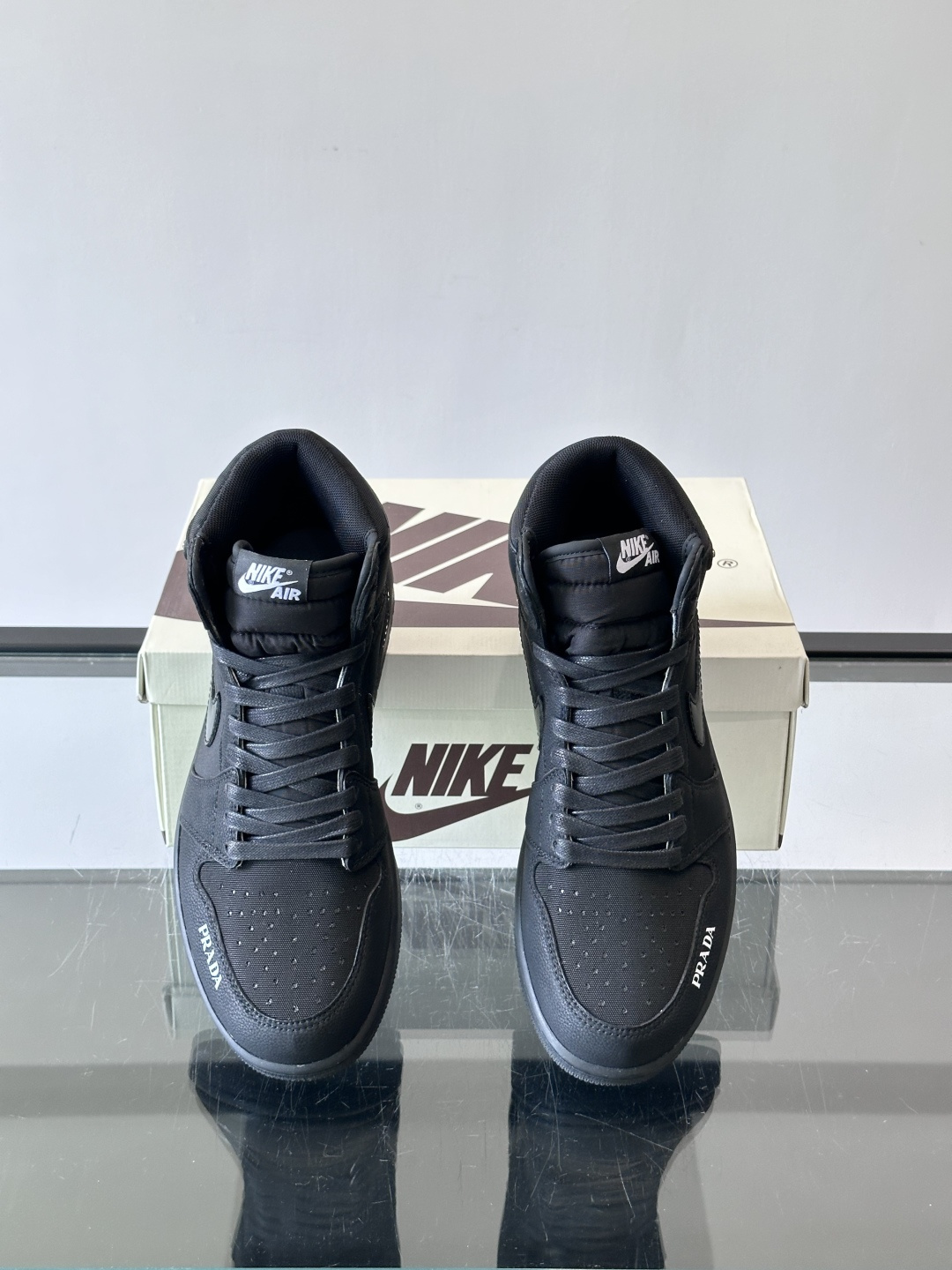 👟Nike和Prada联名运动鞋,灵感来自Air Jordan 1,撞色超吸睛,鞋面用透气网布+皮革拼接,舒适又耐穿✨。 👟Nike和Prada联名运动鞋,灵感来自Air Jordan 1,撞色超吸睛,鞋面用透气网布+皮革拼接,舒适又耐穿✨。